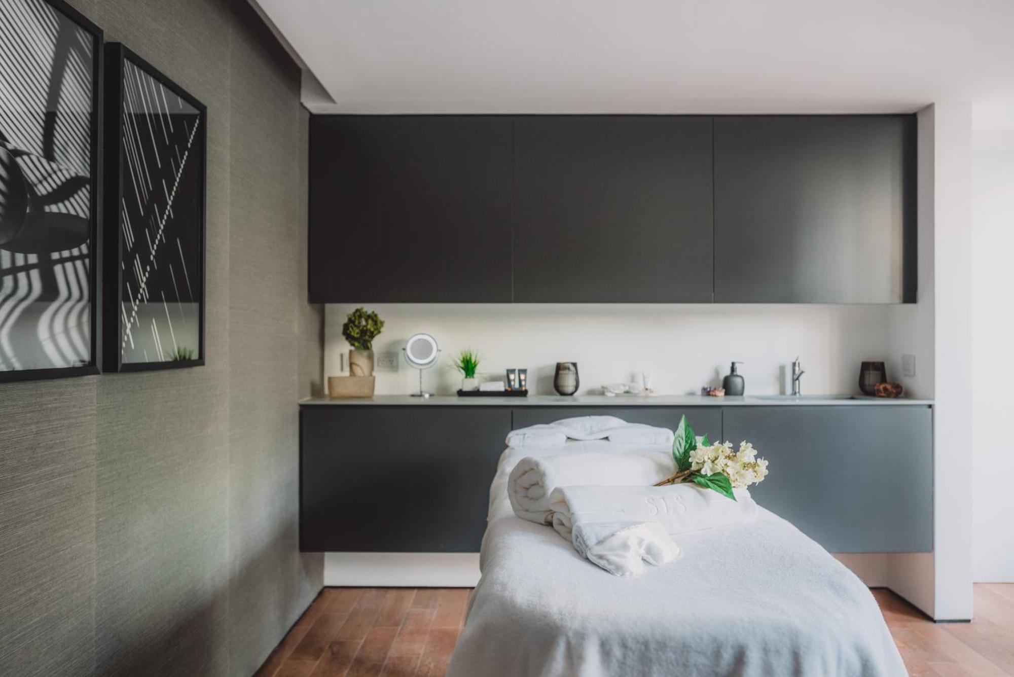 Отель Sls Buenos Aires Puerto Madero Экстерьер фото Treatment room at The White Room