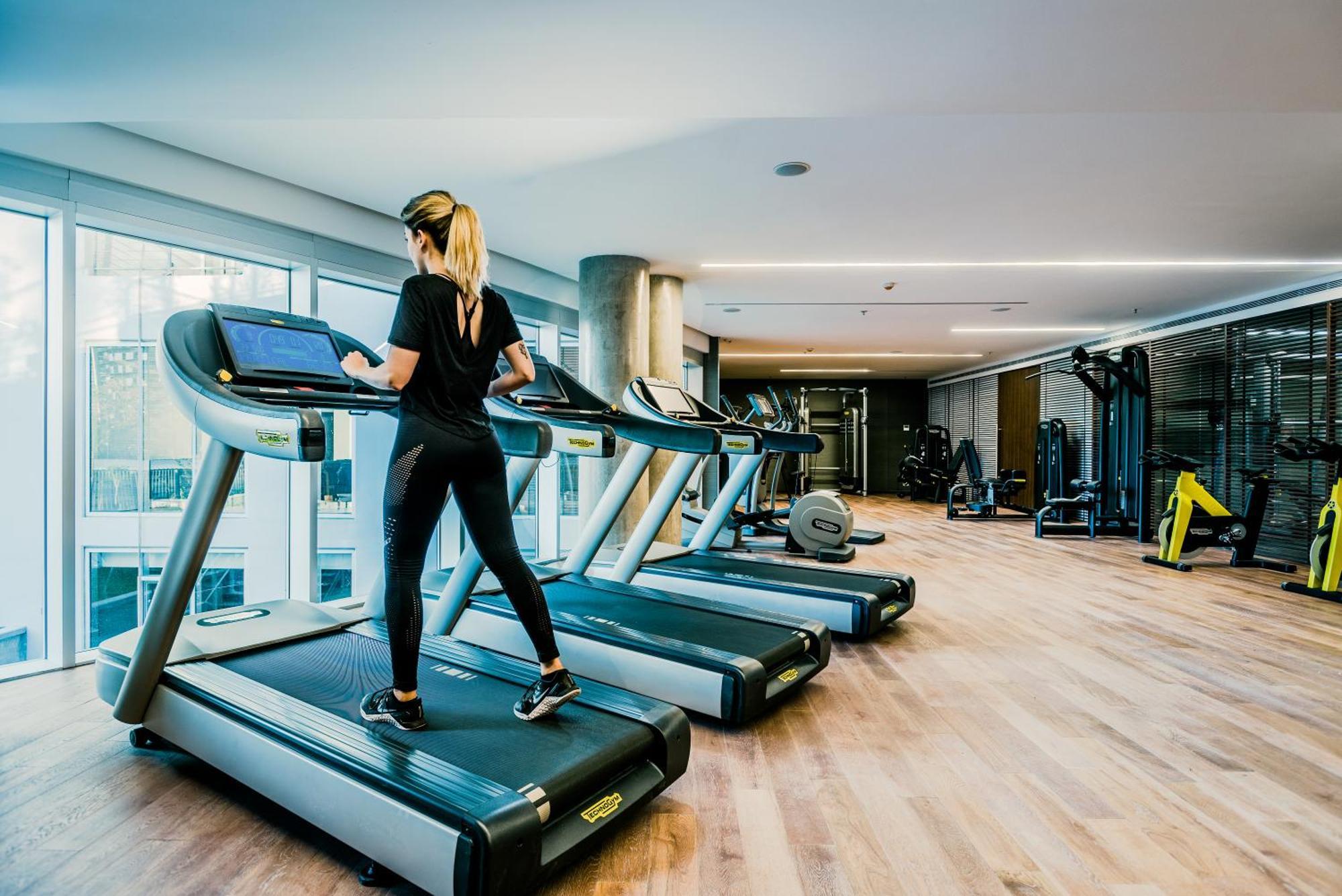 Отель Sls Buenos Aires Puerto Madero Экстерьер фото A woman on a treadmill