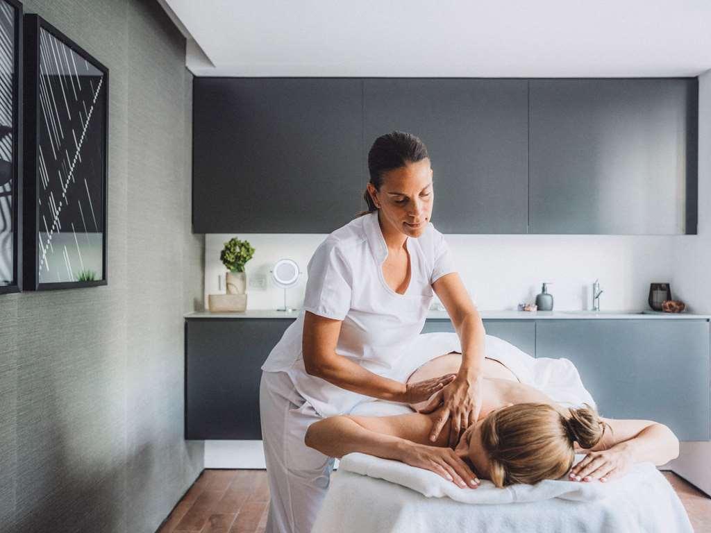 Отель Sls Buenos Aires Puerto Madero Удобства фото A massage therapist treating a patient